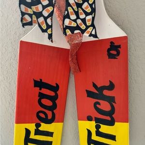 Reversible Thanksgiving & Halloween wooden door hangerw/2 sets of Holliday bows.